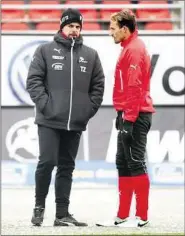  ??  ?? Auch Toni Wachsmuth (r., im Gespräch mit Coach Torsten Ziegner) hat keine Stammplatz­garantie.