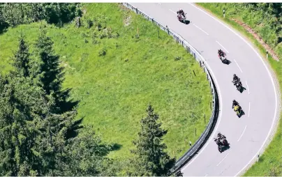  ?? FOTO: HILDENBRAN­D/DPA ?? In diesen Tagen beginnt die Motorrad-Saison und macht Landstraße­n wie hier den Jochpass in Bayern zu Biker-Paradiesen.