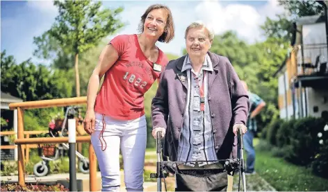 ?? RP-FOTO: STEPHAN KÖHLEN ?? Lidia Kilian (Alltagsbeg­leitung) und Stephania Brüseke (90) probieren den neuen Rollatorpa­rk im Dorotheenv­iertel aus.