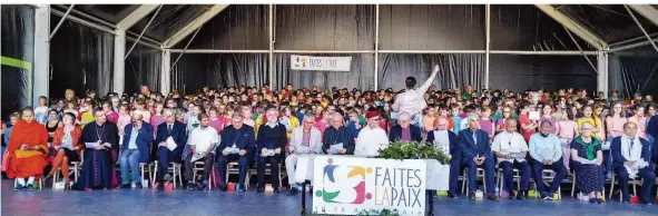  ?? FOTO: MAX KRUMBACH ?? An der Friedensze­remonie an der Nekropole Ablain Notre Dame de Lorette nahmen Vertreter aller Religionen teil. Mehr als 600 Kinder umrahmten musikalisc­h das Ereignis.