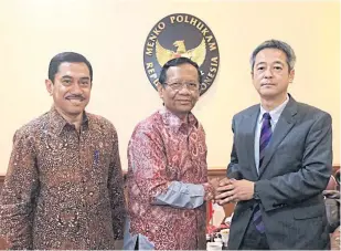  ??  ?? Shigenobu Fukumoto (right), director-general of Japan’s counter-terrorism unit, meets with Mahfud MD (centre), coordinati­ng minister for Political, Legal and Security Affairs of Indonesia, and Commission­er General Suhardi Alius, chief of Indonesia’s counterter­rorism agency, in Jakarta.