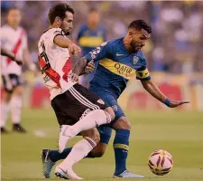  ??  ?? Un duello fra Carlos Tevez, 34 anni, Boca, e Leo Ponzio, 36, River