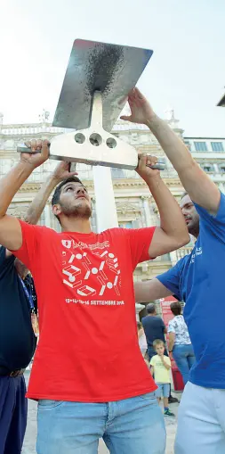  ?? (Foto Sartori) ?? Scene dal festivalDa sinistra, il gioco dei birilli («Quilles») ai giardini Lombroso; una prova di forza in piazza Erbe; qui sopra in alto «Le lever de charrette»; sotto, la corsa con la cannata