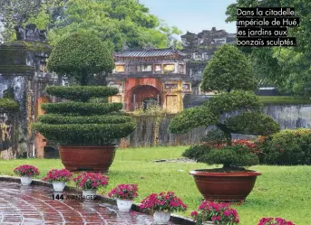  ??  ?? Dans la citadelle impériale de Hué, les jardins aux bonzaïs sculptés.