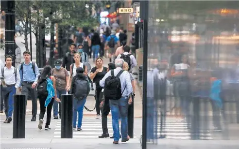  ?? JOSE M. OSORIO/CHICAGO TRIBUNE ?? People walk in the 300 block of West Adams Street in Chicago’s Loop on Monday.