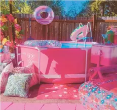  ?? AMANDA HANSEN ?? Amanda Hansen has turned the backyard of her home in Tacoma, Washington, into a Barbie oasis.