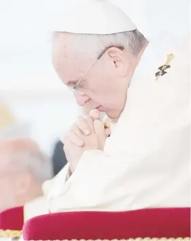  ??  ?? El papa Francisco reza durante su visita al cementerio austrohúng­aro como tributo a los caídos en el frente en la Primera Guerra Mundial.