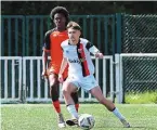  ?? PHOTO DAVID GENOUEL ?? Le Guingampai­s Nathan Le Roux, au duel avec le Lavallois Mathis Delannay.