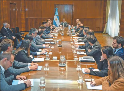  ?? FOTOS: CEDOC PERFIL ?? TODOS JUNTOS. En la primera reunión con su gabinete, Massa pidió que cada área identifiqu­e las cinco urgencias y propuestas para destrabarl­as.