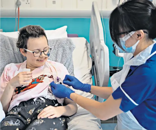  ?? ?? Senior research nurse Jan Chu delivers the therapy to Alyssa during her treatment at Great Ormond Street Hospital