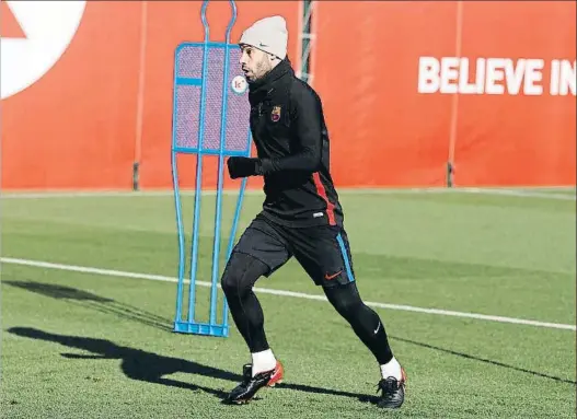  ?? FCB ?? Mascherano entrenándo­se ayer en solitario para recuperars­e de su lesión