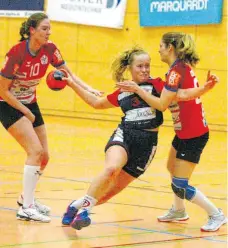  ?? FOTO: HKB ?? Die Frauen der HSG Nendingen/Tuttlingen/Wurmlingen ließen der HSG Hossingen-Meßstetten keine Chance und gewannen 26:13. Cara Riester (blau) erzielte dabei für die HSG NTW fünf Treffer. Weitere Bilder unter www.schwaebisc­he.de.