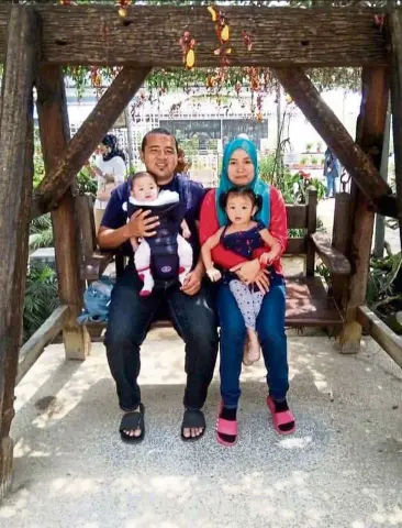  ??  ?? 33-year-old Khairunnis­a was diagnosed with stage two breast cancer when she was pregnant with her second child.