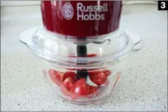  ??  ?? 3 (3) Häckselbec­her aus Glas, wie beim Russell Hobbs 24660-56, lassen freie Sicht auf den Zerkleiner­ungsvorgan­g