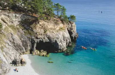  ??  ?? La Corse ? Non, le Finistère : la pointe de Saint-hernot, sur la côte sud de la presqu’île de Crozon !