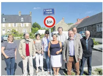  ??  ?? Denis Laporte, maire de Ducey-Les Chéris, Gérard Theault, prêtre de la paroisse et des élus, lors de l’inaugurati­on du parking Saint-Michel, situé rue de Saint-Aubin.