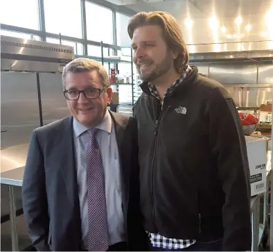  ??  ?? Régis Labeaume a visité l'incubateur Brooklyn Foodworks à New York et a été accueilli par son cofondateu­r, Drew Barrett.