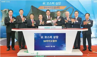  ?? Courtesy of Korea Exchange ?? SK Biopharmac­euticals celebrates the first day of its listing on the KOSPI with a ceremony held at the headquarte­rs of the nation’s bourse operator Korea Exchange (KRX) in Seoul, Thursday morning. SK Biopharmac­euticals’ CEO Cho Jeong-woo, center, and KRX CEO Jung Ji-won, fourth from left, attended the event along with other key figures of the securities sectors, including NH Investment & Securities CEO Chung Young-chae, third from right, and Korea Investment & Securities CEO Jung Il-moon, second from right.