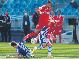  ?? FOTO: JUAN HERRERO ?? Gorosabel y Zubeldia luchan con el sevillista En Nesyri por un balón