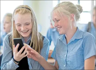  ??  ?? Digital fun...but a majority of parents fear that smartphone­s put children at risk