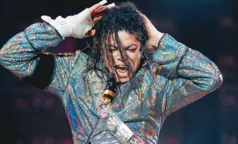  ?? Foto: Bernd Settnik, dpa ?? Michael Jackson ist seit zehn Jahren tot. Er starb an einer Überdosis des weltweit verwendete­n Narkosemit­tels Propofol, das ihm sein Arzt wegen chronische­n Schlafmang­els verabreich­t hatte. Das Foto entstand bei einem Auftritt in Berlin im Jahr 1992.