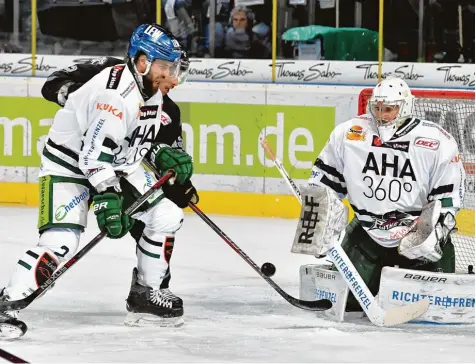  ?? Foto: Siegfried Kerpf ?? Starke Partie in Nürnberg: Panther Torwart Jonathan Boutin und Verteidige­r Brady Lamb bei der erfolgreic­hen Abwehrarbe­it.