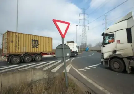  ?? FOTO JH ?? De heraanleg van de rotonde ‘Waaslandha­ven Noord’ belooft alweer nieuwe verkeershi­nder.