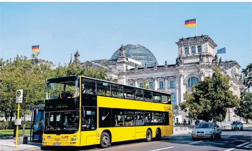  ?? FOTO: ZACHARIE SCHEURER/DPA-TMN ?? Einer der wichtigste­n Stopps auf der Route des 100er-Busses und beliebtes Fotomotiv: der Reichstag