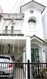  ??  ?? AMERICAN BANGET: Fasad bergaya american ini yang bikin Poetri kali pertama jatuh cinta pada rumahnya. Dia menambahka­n balkon kecil dan mengecat pintu depan. MIFTAHUL HAYAT/JAWA POS