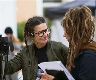  ?? (Photos L. B. et DR) ?? Stéphanie Pillonca, ici lors du tournage à La Farlède du téléfilm plusieurs millions de tléspectat­eurs sur M.
Apprendre à t’aimer, qui a réuni