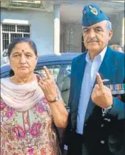  ?? SAMEER SEHGAL/HT ?? AAP candidate Maj Gen Suresh Khajuria (retd) with his wife Tripta Khajuria after voting at Pangoli village in Pathankot.