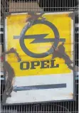  ?? FOTO: DPA ?? Verrostete­s Werbeschil­d: Der Lack ist ab, GM will die Opelverlus­te nicht mehr ausgleiche­n.