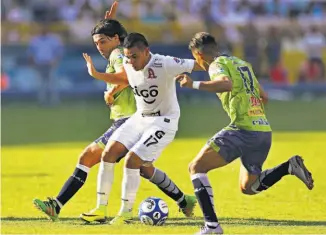  ??  ?? Alianza y Santa Tecla hicieron justicia a su fútbol al ser finalistas del torneo.