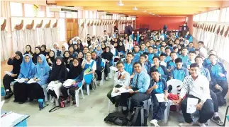  ??  ?? Susumikul SMK Mutiara om SMK Lajau id Dewan Semarak SMK Mutiara