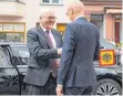  ?? FOTO: SILAS STEIN/DPA ?? Bundespräs­ident Frank-Walter Steinmeier (links) trifft am Schwarzen Tor Ralf Broß (parteilos), Oberbürger­meister von Rottweil.