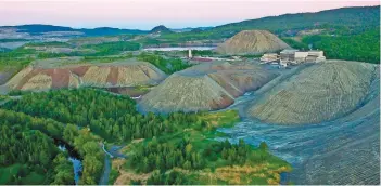  ?? PHOTO COURTOISIE ?? Dans la région de Thedford Mines et d’asbestos, les compagnies minières ont laissé en héritage près de 800 millions de tonnes de résidus qui contiennen­t jusqu’à 40 % de fibre d’amiante chrysotile. Des compagnies souhaitent en tirer du magnésium.