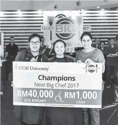  ??  ?? (From left) Gabriel and Kelly symbolical­ly receive their prize from UCSI University Sarawak Campus chief operating officer Mukvinder Sandhu.