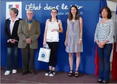  ??  ?? Anna Cardi, au centre, a été classée première, départemen­tale et académique, du Concours national de la Résistance et de la Déportatio­n. Elle est entourée de ses professeur­s, de l’élue hyéroise Edwige Marino et du capitaine de vaisseau André Lemaire,...