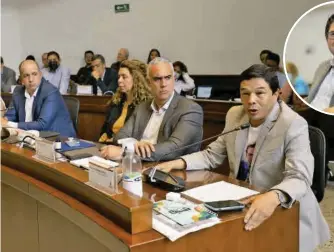  ?? FOTO CORTESÍA CONCEJO ?? El gerente de EPM, Jorge Carrillo; Marcelo Cataldo, Ceo de Tigo; y el secretario de Hacienda, Óscar Hurtado. Arriba, el concejal Simón Pérez.