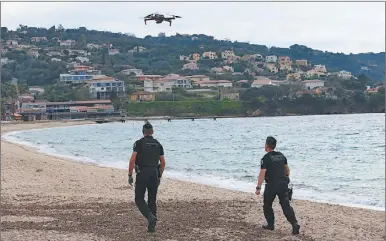  ?? AFP ?? DRONES. La policía francesa desplegó ayer aviones no tripulados y helicópter­os en todo el país.