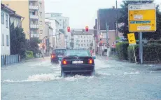  ?? FOTO: LENA REINER ?? Wasser in Massen: überflutet­e Straße in Friedrichs­hafen.