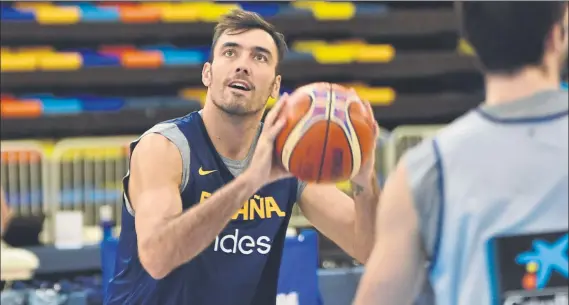  ?? FOTO: FEB ?? Pierre Oriola en su entrenamie­nto de ayer con la selección. El de Tàrrega ha cambiado las sesiones de pretempora­da con el Barça por las ventanas FIBA