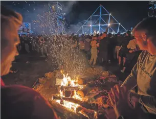  ?? ?? Premiéru mal na Grejpe aj tretí deň - večer s názvom Nad vatrou sa zblízka.