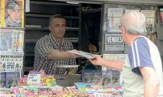  ??  ?? In centro Andrea Carotti, 45 anni, nella sua edicola nei pressi dell’area pedonale nel centro storico di Cremona. Da oggi il chiosco è in cerca di un nuovo edicolante (foto Rastelli)