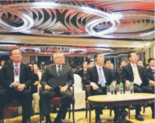  ??  ?? CROSSING BORDERS – China Vice Premier Wang Yang (2nd from right), China Vice Commerce Minister Fu Ziying (right), Trade and Industry Secretary Ramon Lopez (2nd from left) and Philippine Chamber of Commerce, Inc. president George Barcelon (left) lead...