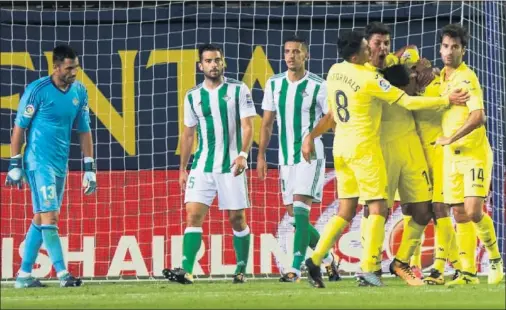  ??  ?? ALIVIO. Bacca empató, con su primer tanto en su regreso a LaLiga, cuando peor estaba el Villarreal y más cómodo jugaba el Betis.