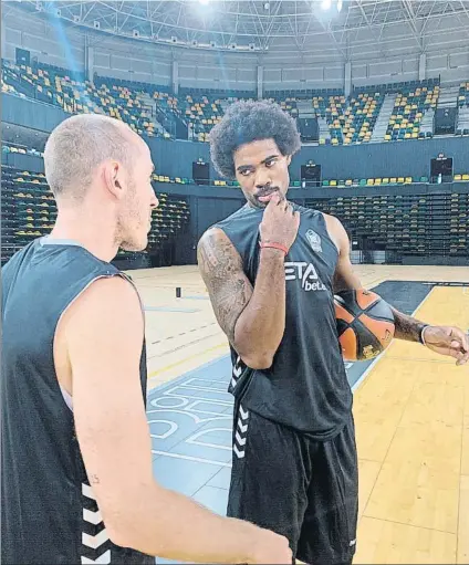  ?? FOTO: BILBAO B. ?? Axel Rousselle y Aaron Jones, en un entrenamie­nto del Bilbao reciente.
El equipo vizcaíno abre el fuego de pretempora­da hoy