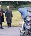  ?? FOTO: DPA ?? Trump und Mike Pence bestaunen im Februar eine Harley.