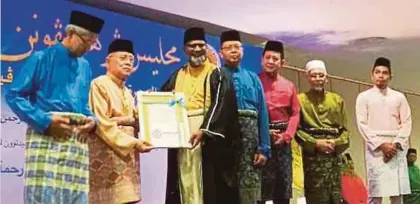  ??  ?? ABDUL Rahman (dua dari kiri) menyampaik­an Anugerah Tokoh Maal Hijrah kepada Kamarudin pada Majlis Perhimpuna­n Ummah sempena Sambutan Maal Hijrah Peringkat negeri Pulau Pinang di Dewan Raflesia, Tasek Gelugor.