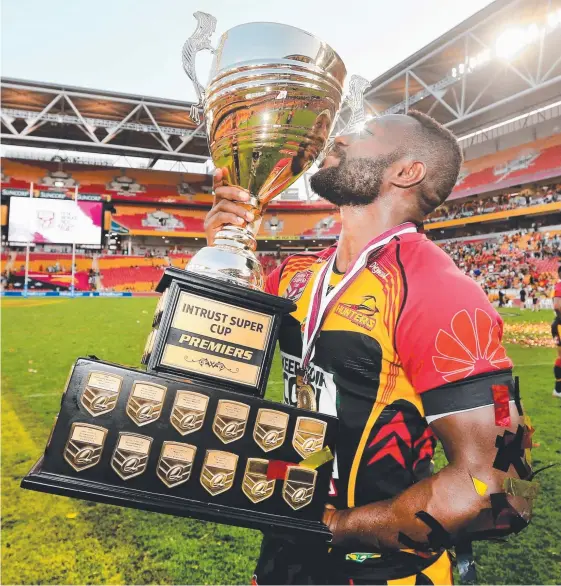  ?? Picture: SMP IMAGES ?? Ase Boas kisses the Intrust Super Cup after a dramatic grand final win for the PNG Hunters at Suncorp Stadium yesterday.